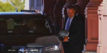 Renunció Manuel Adorni, el funcionario que Milei defendió incansablemente y tuvo que soltar