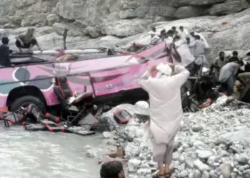Tragedia en Pakistán: un colectivo cayó por un barranco y murieron al menos 40 personas