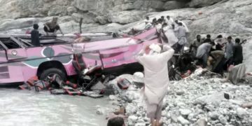 Tragedia en Pakistán: un colectivo cayó por un barranco y murieron al menos 40 personas