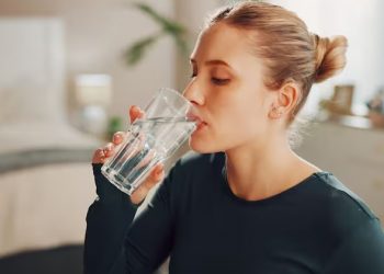Tomar un vaso de agua en ayunas: por qué los especialistas recomiendan este hábito todas las mañanas