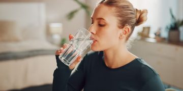 Tomar un vaso de agua en ayunas: por qué los especialistas recomiendan este hábito todas las mañanas