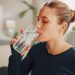 Tomar un vaso de agua en ayunas: por qué los especialistas recomiendan este hábito todas las mañanas