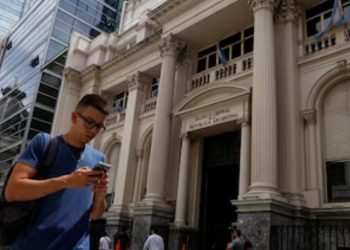 El Banco Central habilitó las cuentas sueldo en dólares para que las empresas puedan pagar salarios en esa moneda