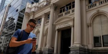 El Banco Central habilitó las cuentas sueldo en dólares para que las empresas puedan pagar salarios en esa moneda