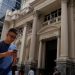 El Banco Central habilitó las cuentas sueldo en dólares para que las empresas puedan pagar salarios en esa moneda