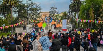 Vacaciones con Chulo comenzó con humor, circo y una gran convocatoria en la Glorieta de Plaza Belgrano
