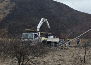 EJESA restableció el servicio eléctrico en Volcán tras reemplazar postes dañados por el incendio