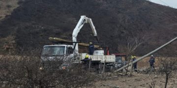EJESA restableció el servicio eléctrico en Volcán tras reemplazar postes dañados por el incendio