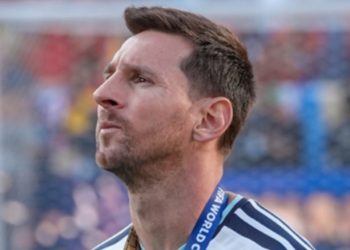 Messi ya está en Argentina: llegó a Rosario y cientos de personas se concentraron para recibirlo