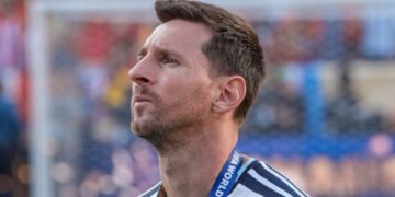 Messi ya está en Argentina: llegó a Rosario y cientos de personas se concentraron para recibirlo