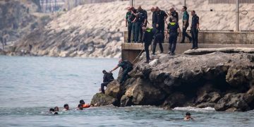 Una ciudad española pidió cerrar la frontera con Marruecos tras la llegada de miles de migrantes