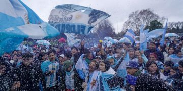 La Selección llegó al país tras el segundo lugar en el Mundial: una multitud saludó al plantel afuera de Ezeiza
