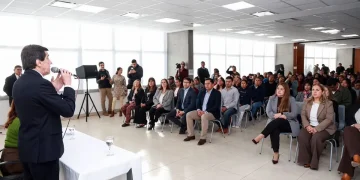Sadir encabezó la formalización de contratos para 130 agentes de Servicios Generales