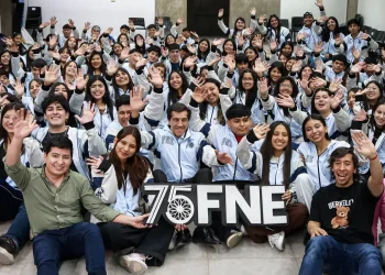 Sadir entregó camperas a la Comisión Estudiantil de la Fiesta Nacional de los Estudiantes
