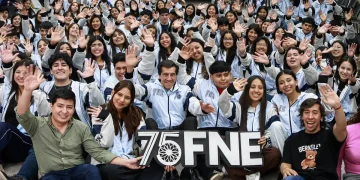 Sadir entregó camperas a la Comisión Estudiantil de la Fiesta Nacional de los Estudiantes