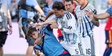 Paredes, la bandera de Malvinas y una dura sanción: la FIFA castigó a la Selección por los incidentes del Mundial