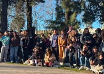 Un divertido trend: qué significa “farmear aura” y por qué esta obsesión por el prestigio no es tan nueva