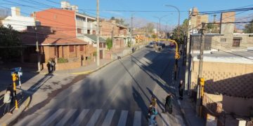Nuevo sistema de semaforización mejora la seguridad vial en avenida Bolivia del barrio Huaico