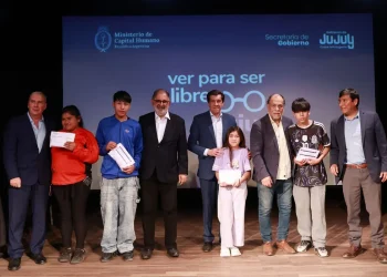 El gobernador encabezó la entrega de más de 4.300 anteojos de alta complejidad