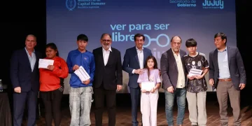El gobernador encabezó la entrega de más de 4.300 anteojos de alta complejidad