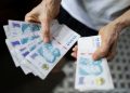 El Gobierno impulsa un salario mínimo garantizado de más de $1 millón en las negociaciones paritarias