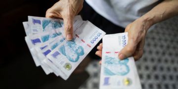 El Gobierno impulsa un salario mínimo garantizado de más de $1 millón en las negociaciones paritarias