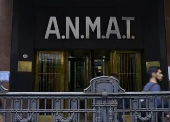 La ANMAT prohibió un desinfectante en todo el país: cuál es y qué irregularidades detectó