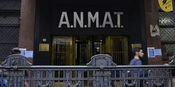 La ANMAT prohibió un desinfectante en todo el país: cuál es y qué irregularidades detectó