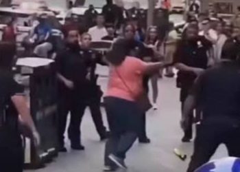 Pánico en el centro de Nueva York: una mujer apuñaló a dos personas y murió baleada por la policía