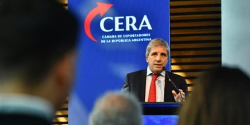 Caputo celebró que el Gobierno mantuvo el superávit fiscal en agosto