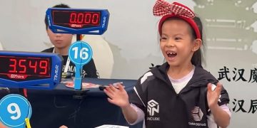 Récord mundial: una niña china de 6 años resolvió el cubo Rubik en menos de 4,5 segundos
