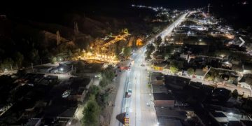 El Gobernador Carlos Sadir inuguró la nueva obra de iluminación en el acceso a Huacalera y acompaña su crecimiento turístico
