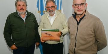 La Fundación ProYungas donó al intendente Jorge el libro “Argentina Sustentable: el Norte Grande”