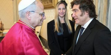 El Gobierno evalúa un feriado o asueto por la visita del papa León XIV