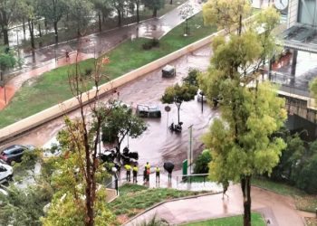 Barcelona, bajo el agua por las lluvias torrenciales: dispusieron operativos de emergencia y hay caos en el transporte