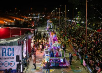 Ante una multitud, las carrozas son protagonistas de la FNE en Ciudad Cultural