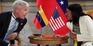 Venezuela firmó acuerdos con Chevron y ENI para impulsar su producción petrolera con el respaldo de Estados Unidos
