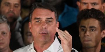 El Gobierno afirmó que Bolsonaro no pidió asilo y Migraciones negó que haya ingresado a la Argentina