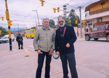 El intendente Jorge habilitó un nuevo semáforo en un cruce estratégico del barrio Malvinas