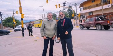 El intendente Jorge habilitó un nuevo semáforo en un cruce estratégico del barrio Malvinas
