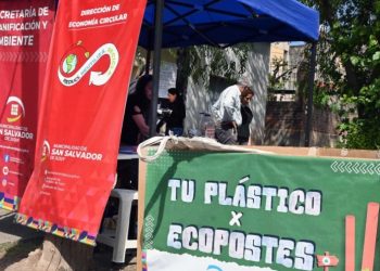 Vecinos se acercaron al nuevo Ecopunto en B° Cuyaya para promover el reciclaje y el compostaje