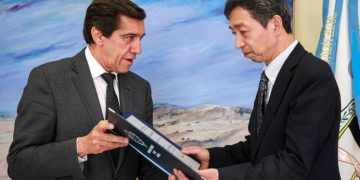 El gobernador Carlos Sadir recibió al embajador de Japón en Argentina