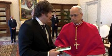 El Presidente Milei recibirá al Papa en el aeropuerto: el Gobierno evalúa la transmisión por cadena nacional