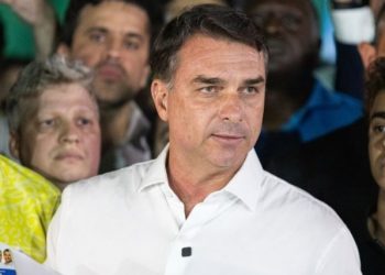 El Gobierno confirmó que Flávio Bolsonaro ingresó a la Argentina junto a su familia y tomó un vuelo privado en Puerto Iguazú