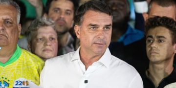 El Gobierno confirmó que Flávio Bolsonaro ingresó a la Argentina junto a su familia y tomó un vuelo privado en Puerto Iguazú
