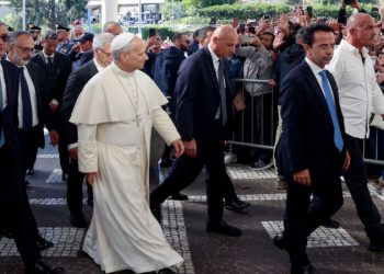 El Vaticano informó que al papa León XIV le extirparon un tumor canceroso del pulmón