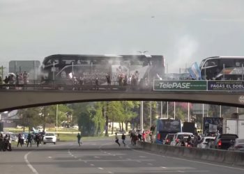 Locura por Lionel Messi: la caravana espontánea que se armó junto al micro de la Selección rumbo al Monumental