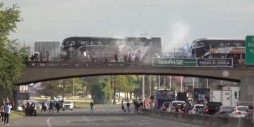 Locura por Lionel Messi: la caravana espontánea que se armó junto al micro de la Selección rumbo al Monumental